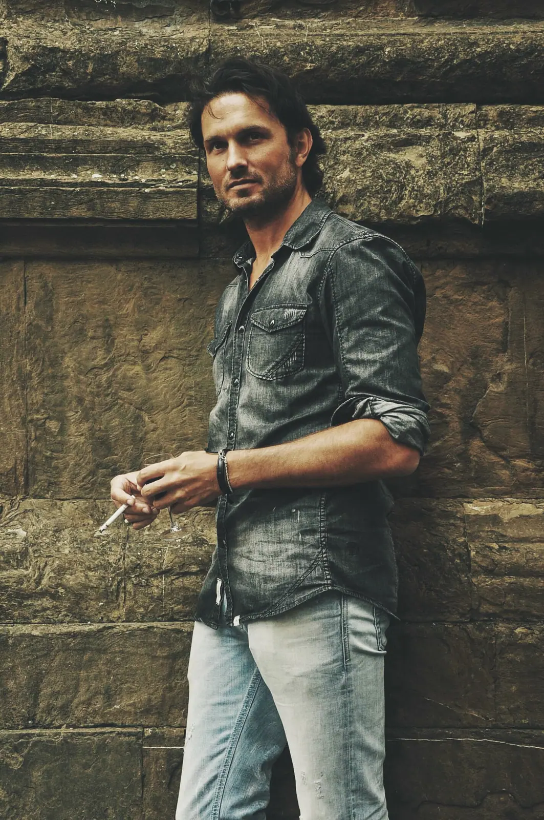 Simon Verhoeven against a stone wall